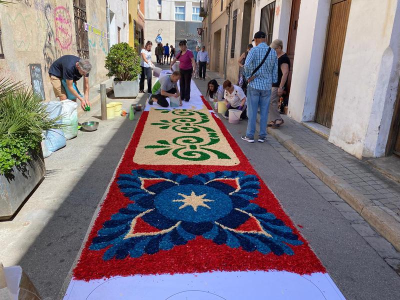 Les catifes de serradures de colors cobreixen els carrers de Dalt de la Vila amb motiu del Corpus