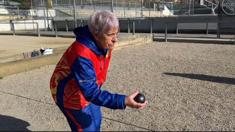 La primera àrbitra de petanca a Catalunya i Espanya juga a Badalona