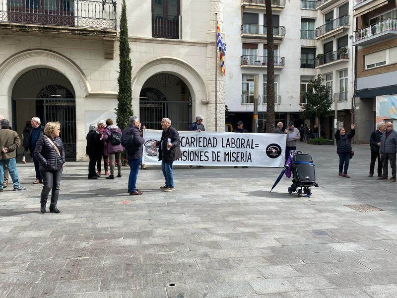  Moviment Pensionista de Badalona es manifesta en contra del nou sistema de sol·licituds de devolucions de l'Agència Tributària