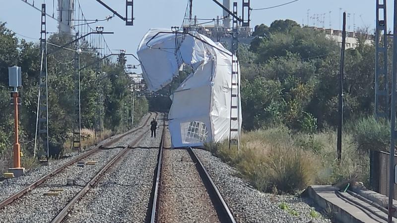 Tallada la línia R1 a Badalona per la ventada