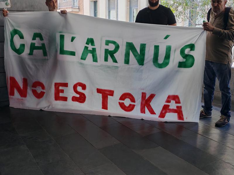 Defensem Ca l'Arnús es manifesta al Viver mentre s'aprova la permuta perquè l'Ajuntament adquireixi part dels terrenys del parc