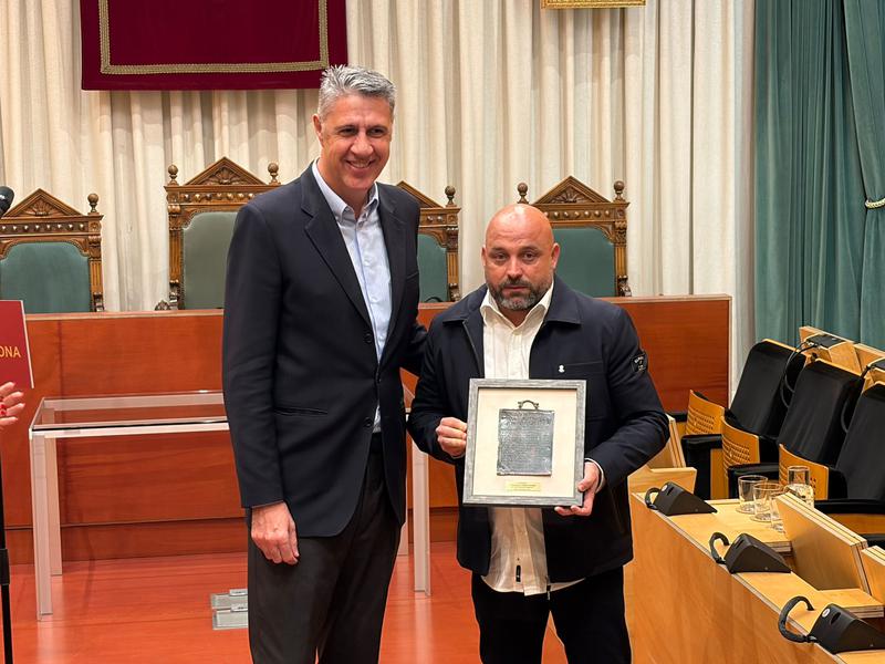 Manolo González, tècnic de l'Espanyol, rep la taula de bronze a Badalona