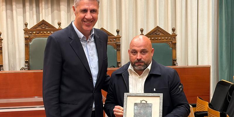 Manolo González, tècnic de l'Espanyol, rep la taula de bronze de Badalona