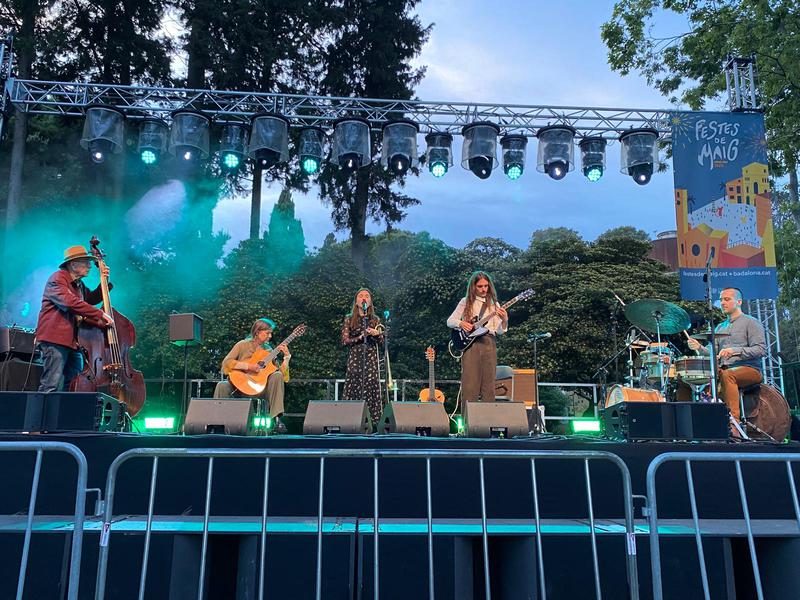 Rita Payés omple el parc de Ca l'Arnús en la parada de la seva gira a Badalona