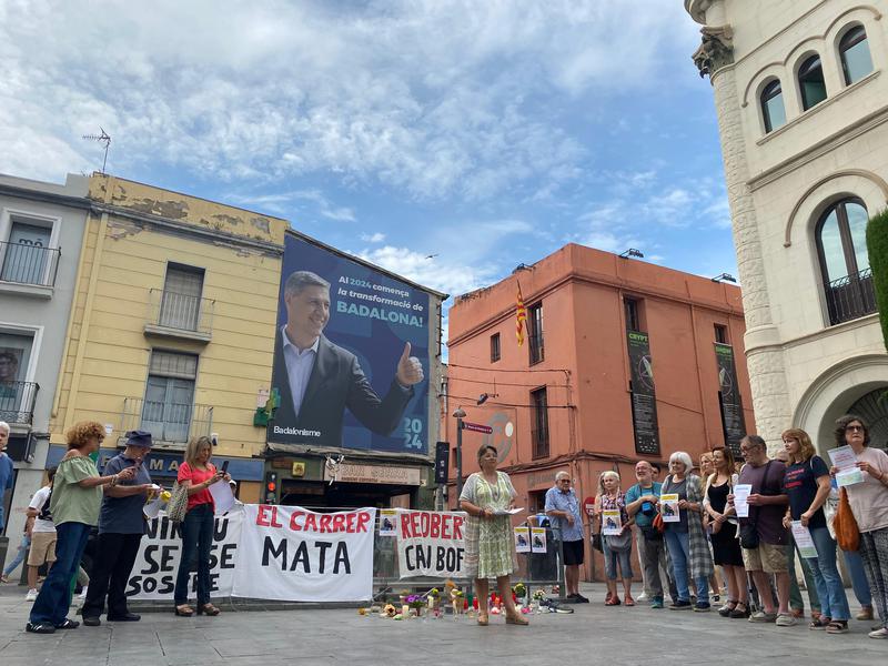 Una trentena de persones homenatgen en Virginius, un sensesostre que va morir a Badalona al juny