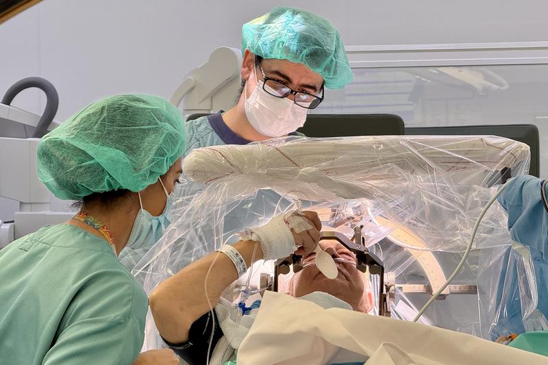 El tractament amb cirurgia de l'HGTP millora en un 60 o 70% els trastorns de moviment com el Parkinson