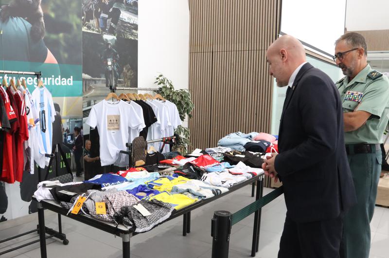 Mig centenar d'operacions contra el top manta des de l'abril intervenen 139.000 productes, valorats en 26 milions