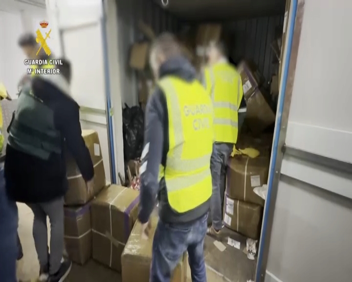 La Guàrdia Civil intervé més de 200.000 joguines i tèxtils il·legals en trasters de Badalona