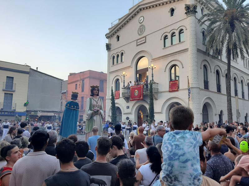 La Festa Major d'agost de Badalona arranca amb música, balls i tronades