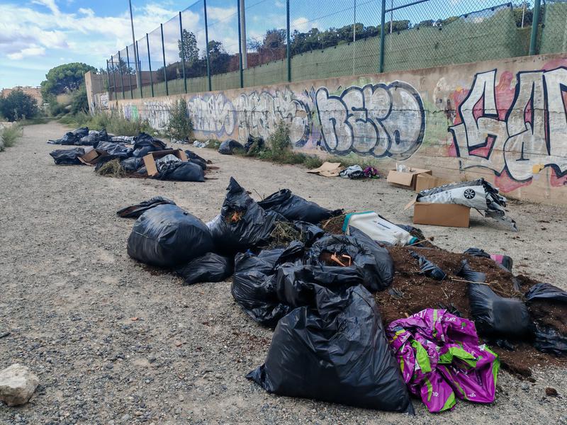 El Club Tennis Badalona denuncia que dos individus van llençar desenes de bosses d'escombraries a un carreró vora del club