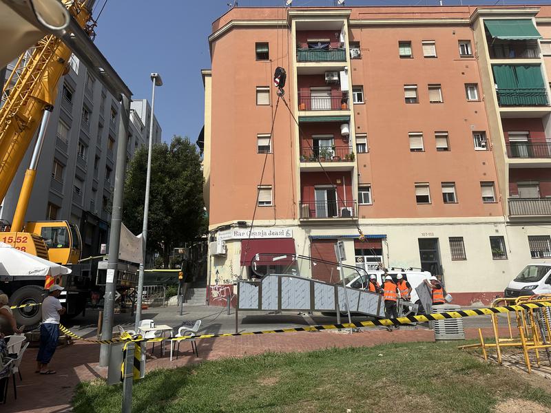 Comença la instal·lació de les noves rampes mecàniques al carrer Cuba