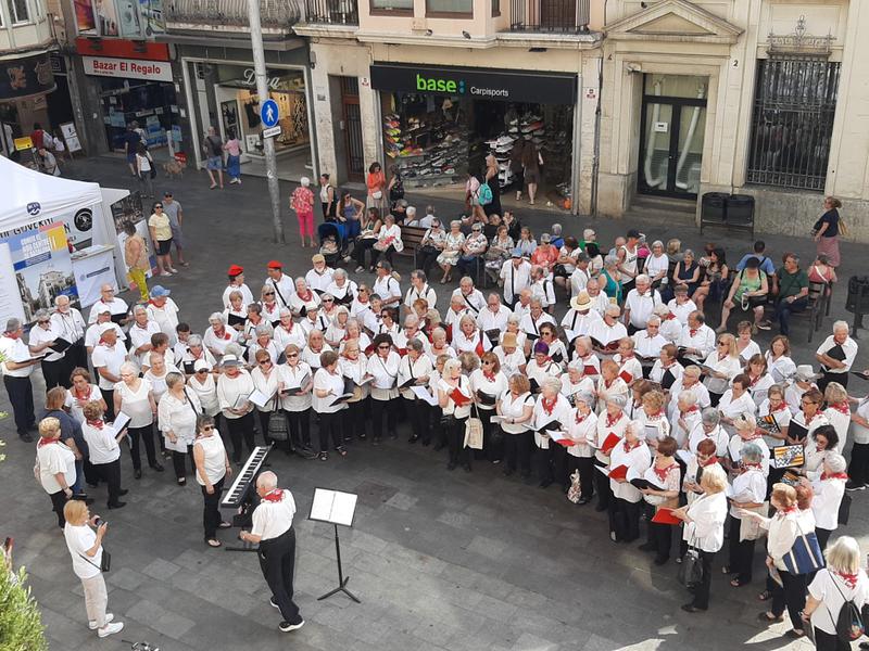 Badalona acull la primera edició de caramelles a la plaça de la Vila