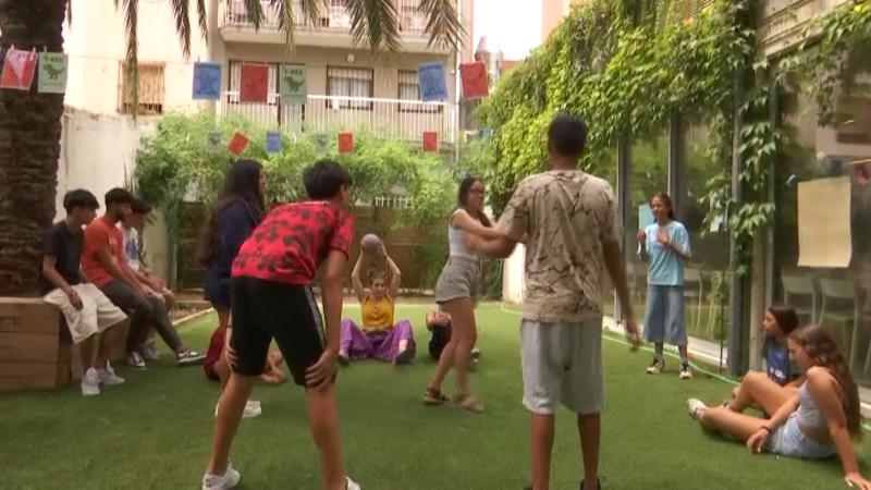 Infants i joves de Badalona gaudeixen el casal d'estiu del Centre Sant Jaume 