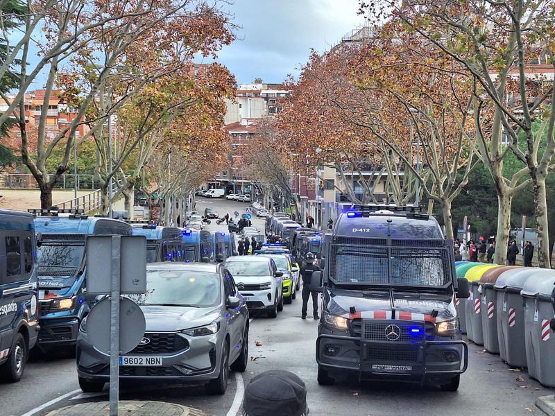 Mossos i Guàrdia Urbana de Badalona desallotgen l'antic institut Ventura Gassol