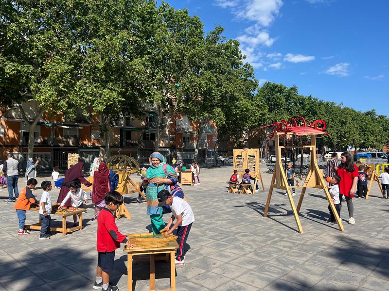 La companyia Toc de Fusta apropa als veïns de Badalona el joc al carrer