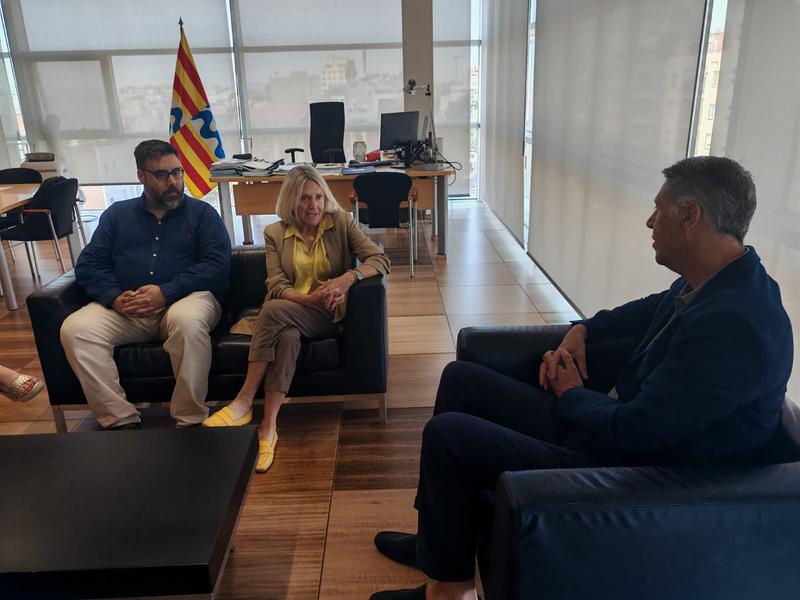 El govern de Badalona es reuneix amb l'alcaldessa de Bétera per intercanviar eines per combatre l'ocupació de pisos