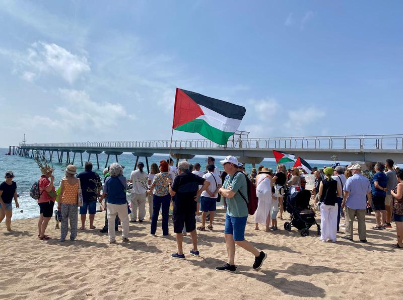 Una concentració al Pont del Petroli reclama que 's'aturi el genocidi a Gaza'