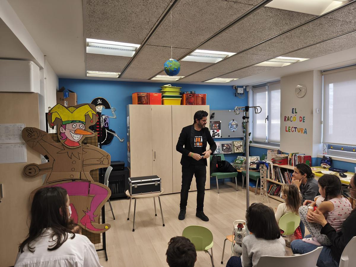 La màgia arriba a l'aula de pediatria de l'Hospital Germans Trias i Pujol