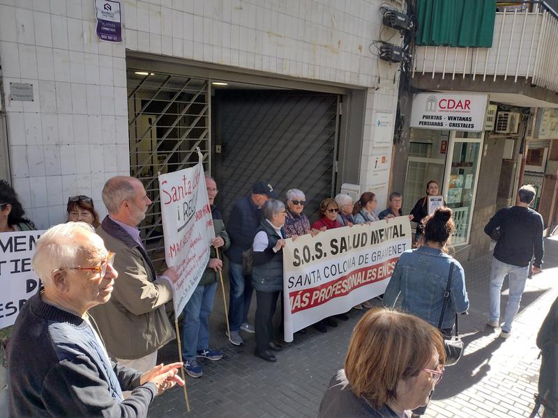 2 Manifestació de professionals i pensionistes per demanar que es destinin més recursos al Centre de Salut Mental de Santa Coloma
