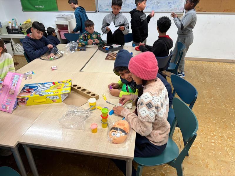 El Tió Solidari recol·lecta regals per a un cinquantena d'infants a Badalona