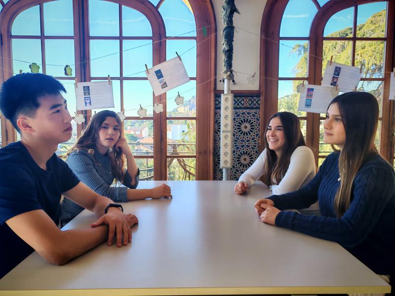 En Jan, l'Emma, la Daniela i la Daniela, quatre alumnes de 4t d'ESO de l'escola Garbí Pere Vergés que han participat en la iniciativa