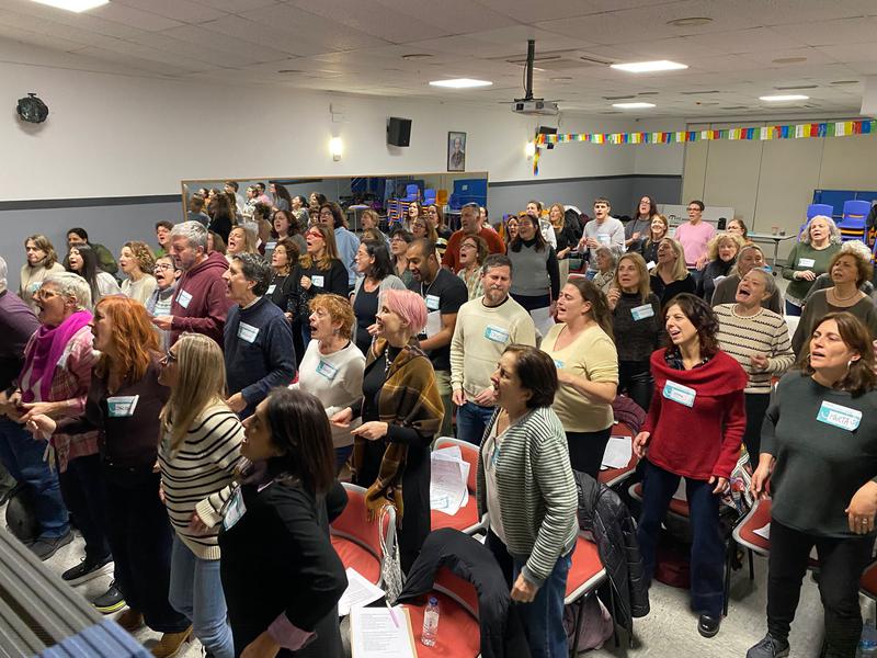 El gòspel sistèmic omple el teatre de Maristes Champagnat amb un taller de cant i emocions