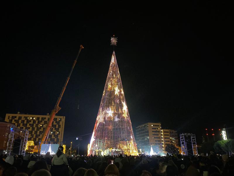 L'arbre de 43 metres ja brilla a la plaça del President Tarradellas