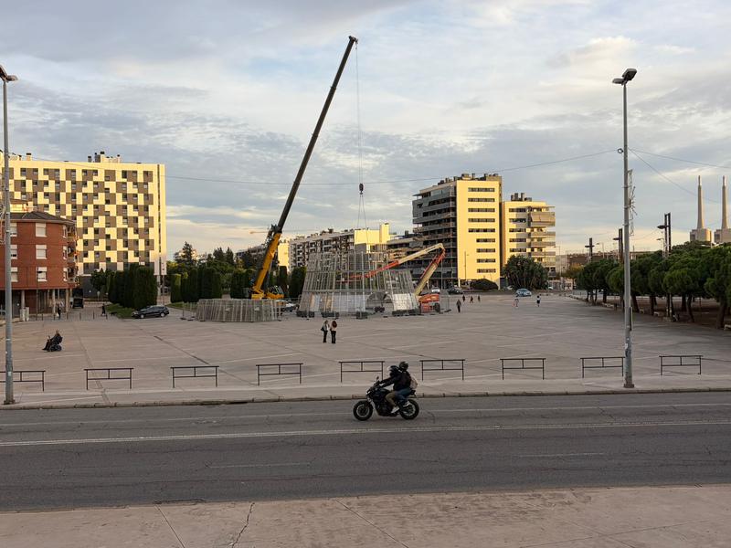 Badalona comença el muntatge de l'arbre de Nadal i l'encesa serà el 22 de novembre