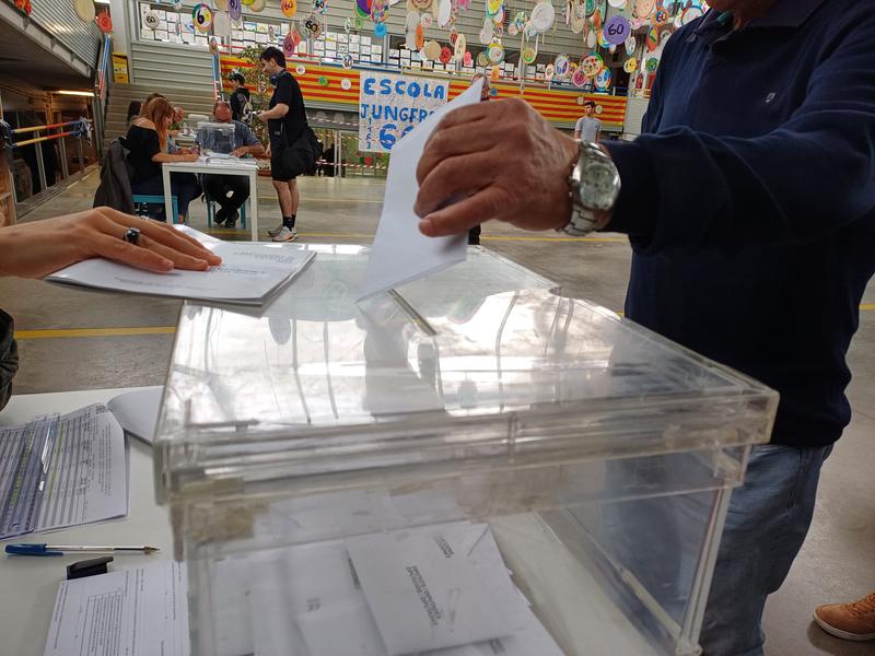 Jornada de tranquil·litat i amb força moviment de votants als col·legis electorals de Badalona