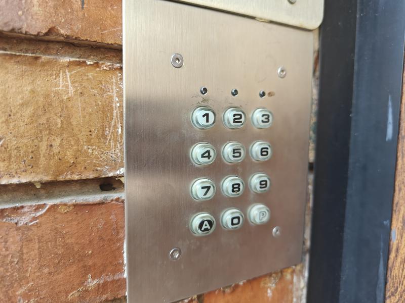 Els pisos turístics irrompen també en barris residencials com Llefià