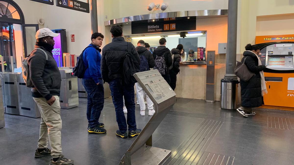CUES JUSTIFICANT ESTACIÓ RODALIES R1 BADALONA