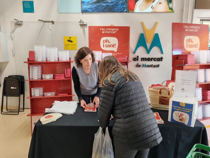 Montgat inicia la campanya 'Oh, i tant' regalant carmanyoles i bosses de reixa per reduir l'ús de plàstics