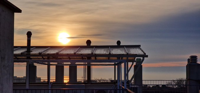 Núvols prims en un dijous de cel enterbolit