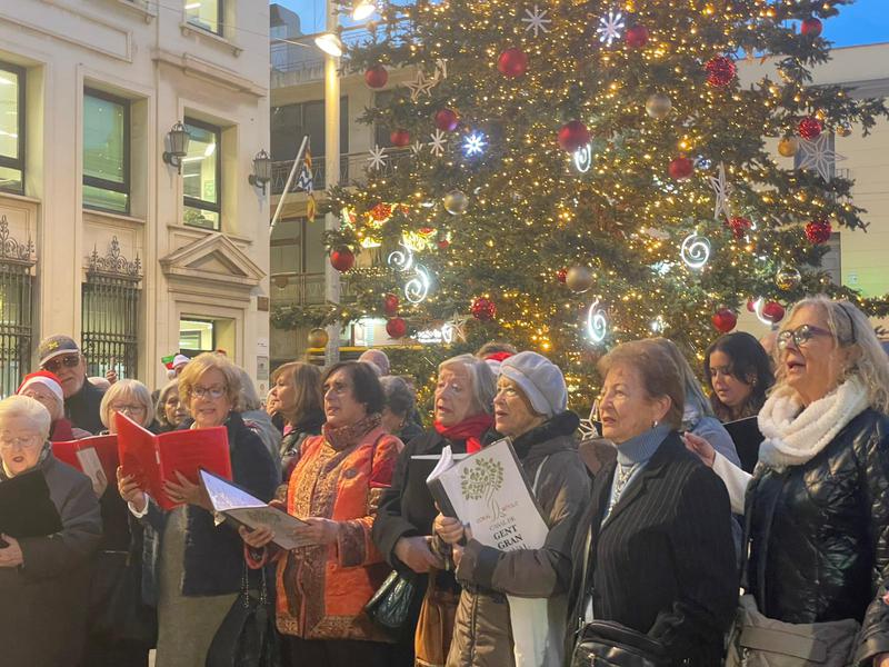 Diverses corals de Badalona s'uneixen en un concert de Nadal a la Plaça de la Vila
