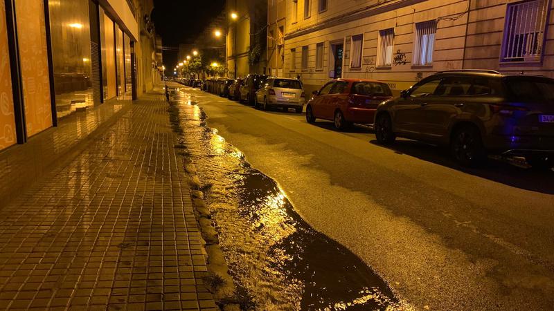 Una fuita anega els carrers de Marina i Dos de Maig i obliga a tallar el trànsit al dels Arbres