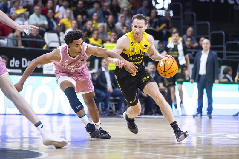 Un Huertas de rècord (39 punts) destrossa a la Penya (96-81) en el debut als quarts