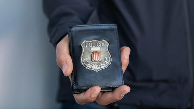 Detinguda una veïna de Badalona per robar material policial a les comissaries que netejava
 