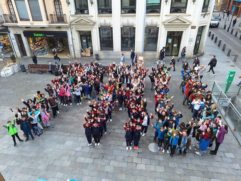 400 alumnes de Badalona construeixen una 'Ciutat de Pau'