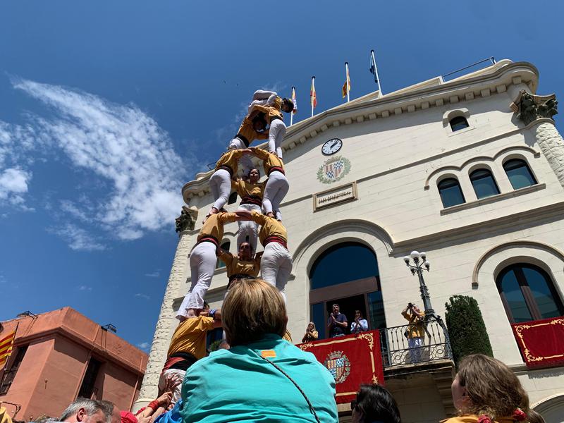 La Diada Castellera reuneix més de 500 camises i omple de castells la plaça de la Vila
