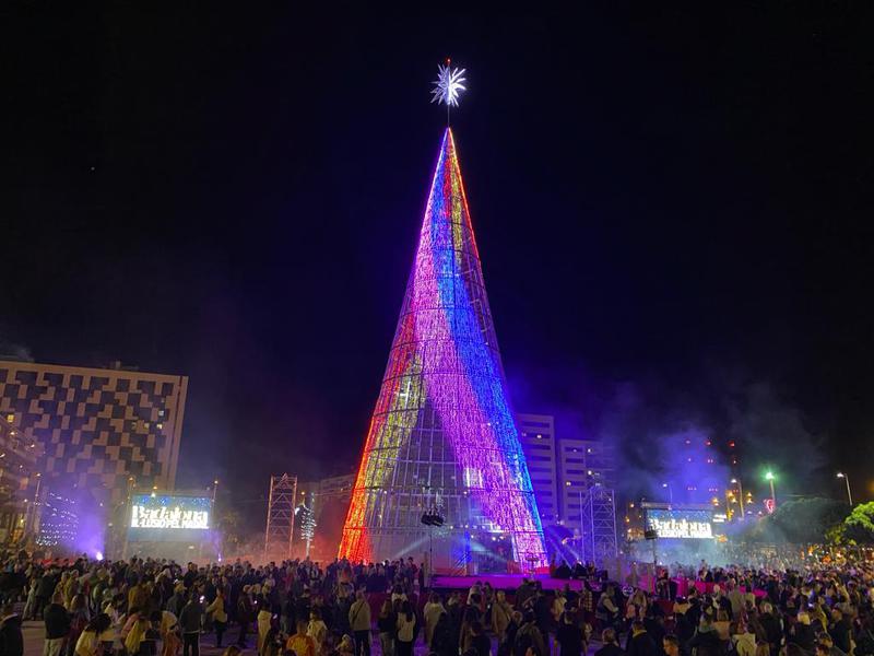 Badalona encén l'arbre de Nadal de 40 metres davant d'unes 50.000 persones