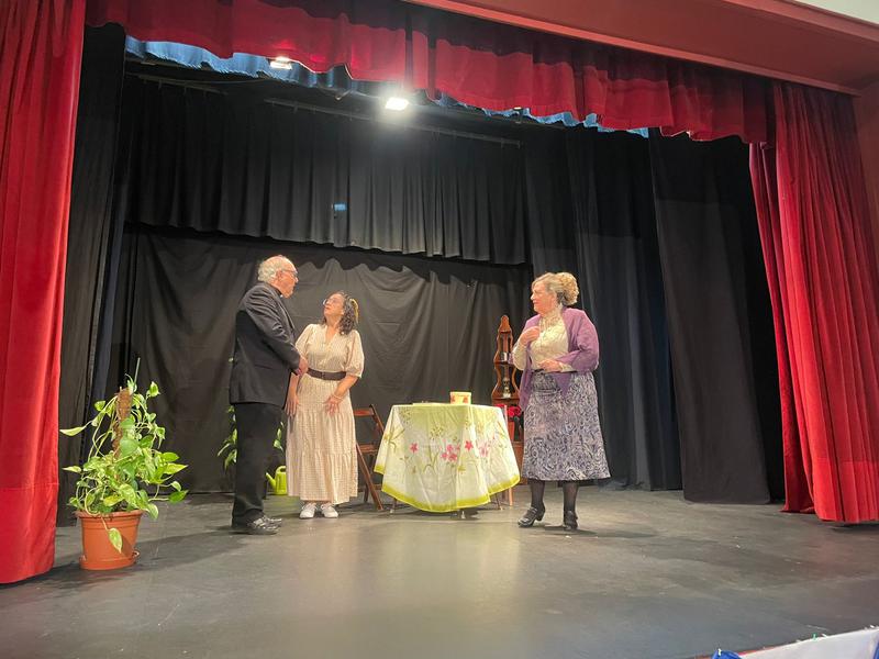 La companyia 'La mar de teatre' representa una obra solidària a benefici de La Marató de TV3