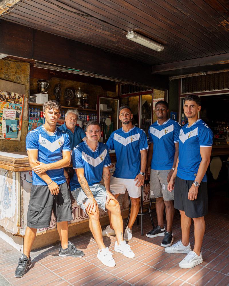 El CF Badalona presenta la nova equipació de la temporada 2025-2026