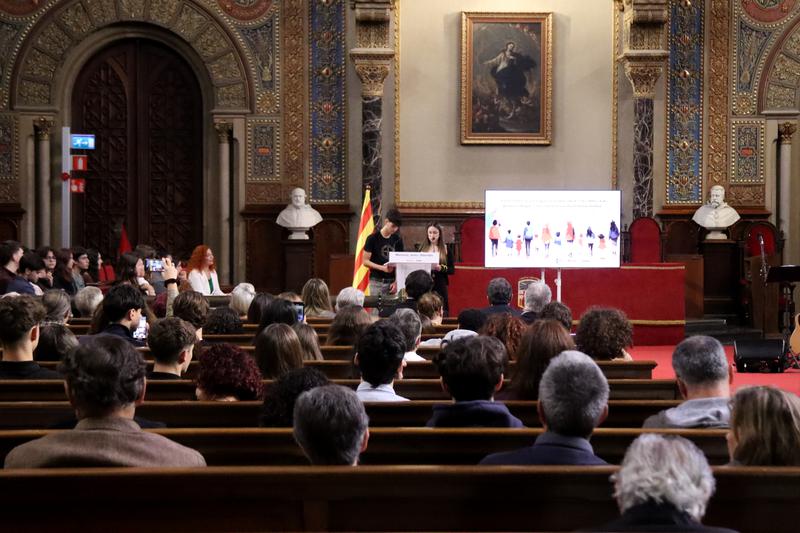 Estudiants de l'Institut B7 participen en un acte de memòria històrica recordant la defensa del català durant el franquisme