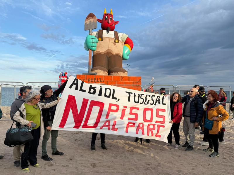 Defensem Ca l'Arnús protesta davant del Dimoni