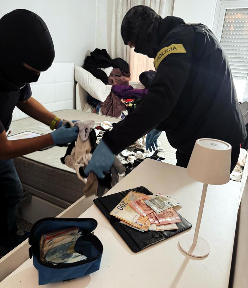 Els Mossos detenen a tres persones a la Mina per tràfic de drogues