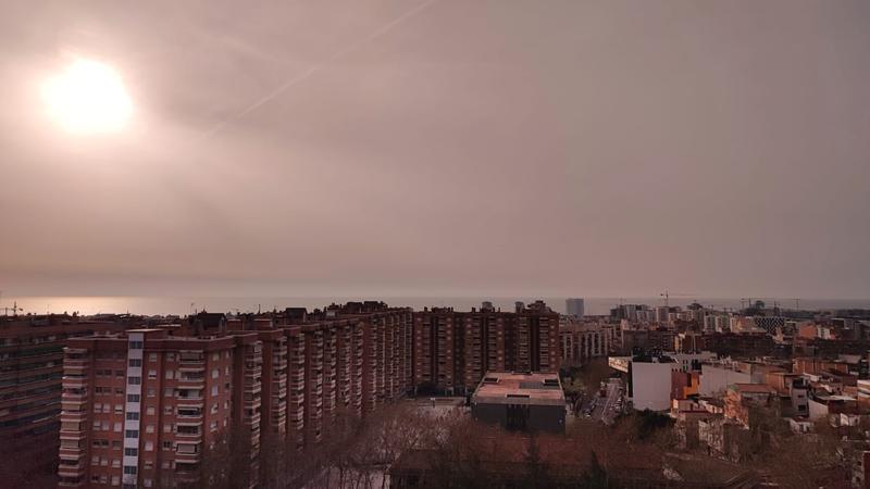 MÉTEO | La primavera s'estrena amb un cel de color terrós per pols en suspensió