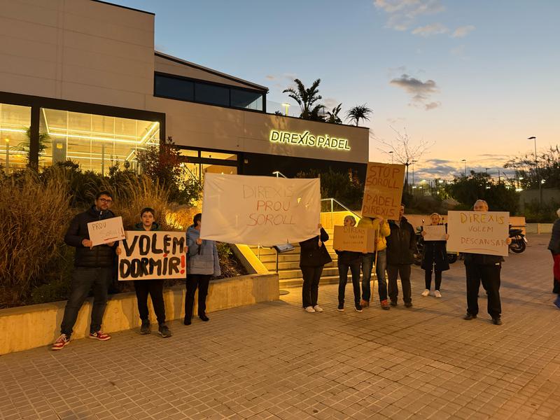 Veïns de La Morera protesten contra el soroll que ocasiona el Pàdel Direxis
