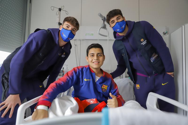 Els jugadors del Barça Joan García, Pau Cubarsí, Marc Bernal i Jofre Torrents visiten l'Hospital Can Ruti