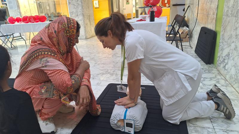 Professional explica com es fa la reanimació cardiopulmonar