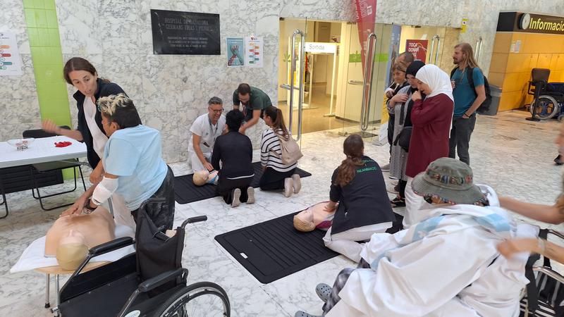 Pacients i visitants en el Dia Mundial de la reanimació cardiopulmonar